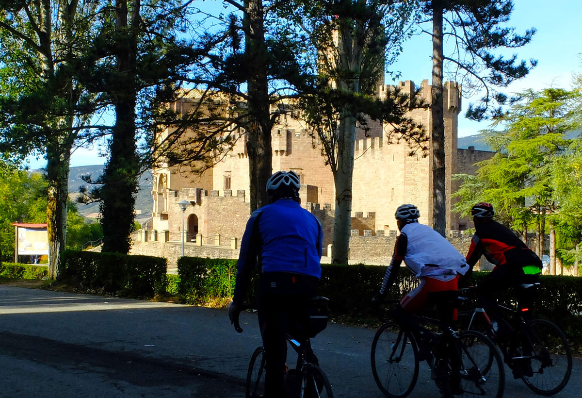 Pamplona-Castillos-del-Reyno-bike-route-llegada-a-Javier