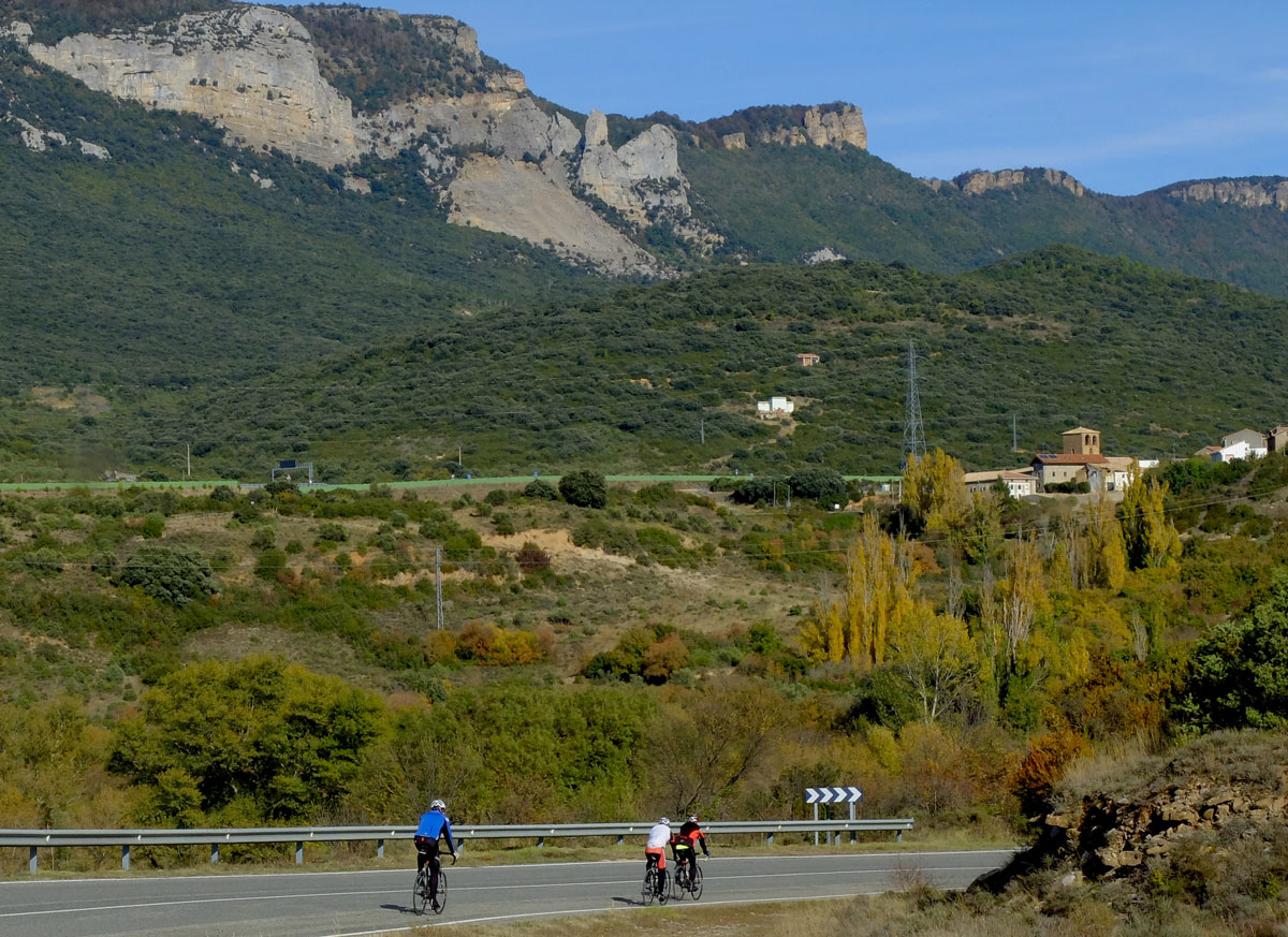 Pamplona-Castillos-del-Reyno-bike-route-Monolito-de-Leyre