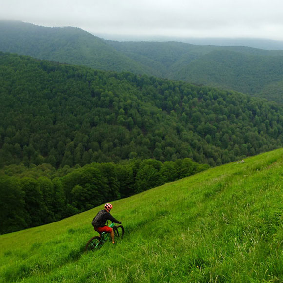 Biker sobre el bosque de Irati