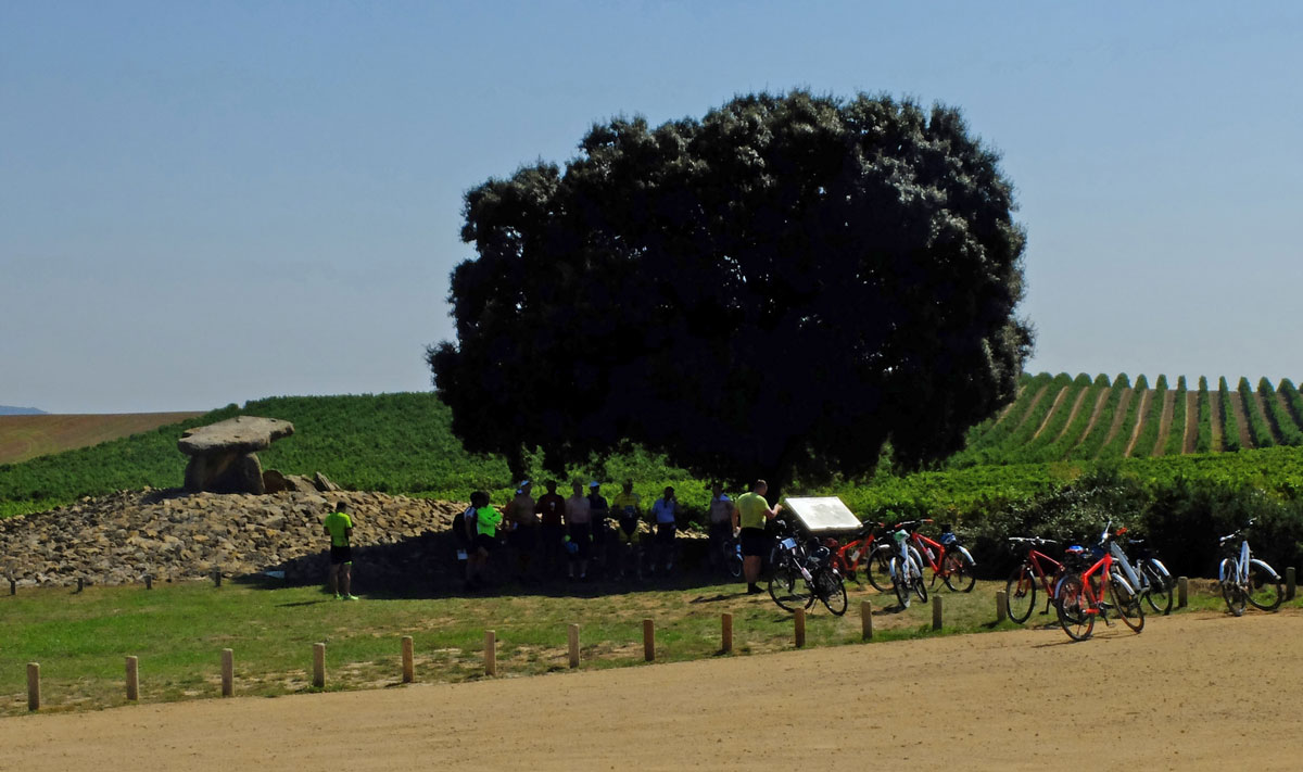 Dolmen-La-hechicera et groupe de cyclistes