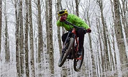 cromo-biker-saltando